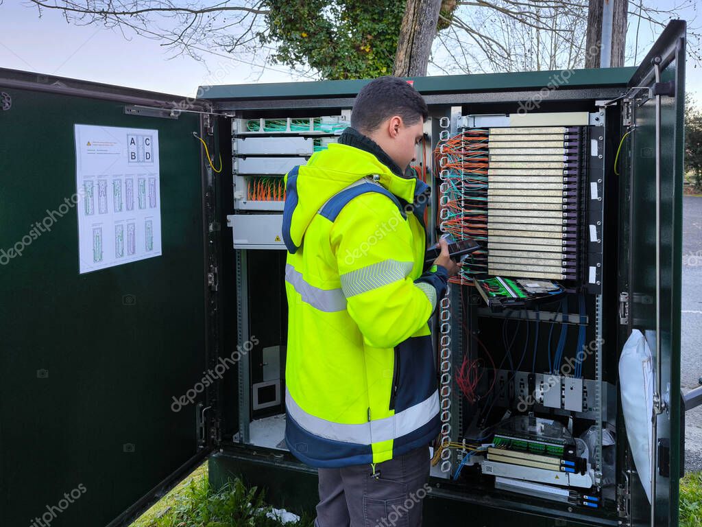 Technik ISP v teréne s prístupom do CRM